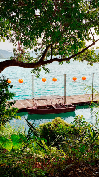 日月潭涵碧步道，一艘船在湖面