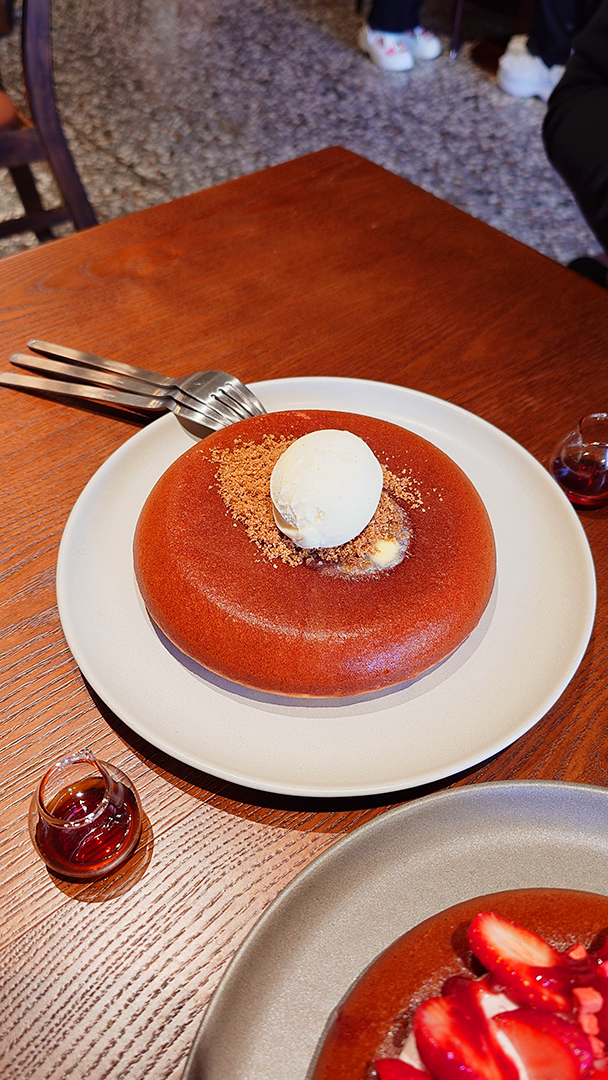 蛙鳴原味鬆餅，附楓糖漿和香草冰淇淋