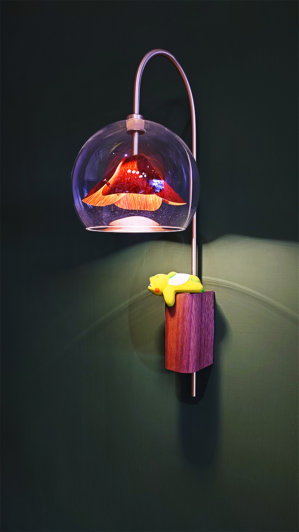 蛙鳴甜點壁燈，透明玻璃內有木頭花朵，躺平的青蛙裝飾
