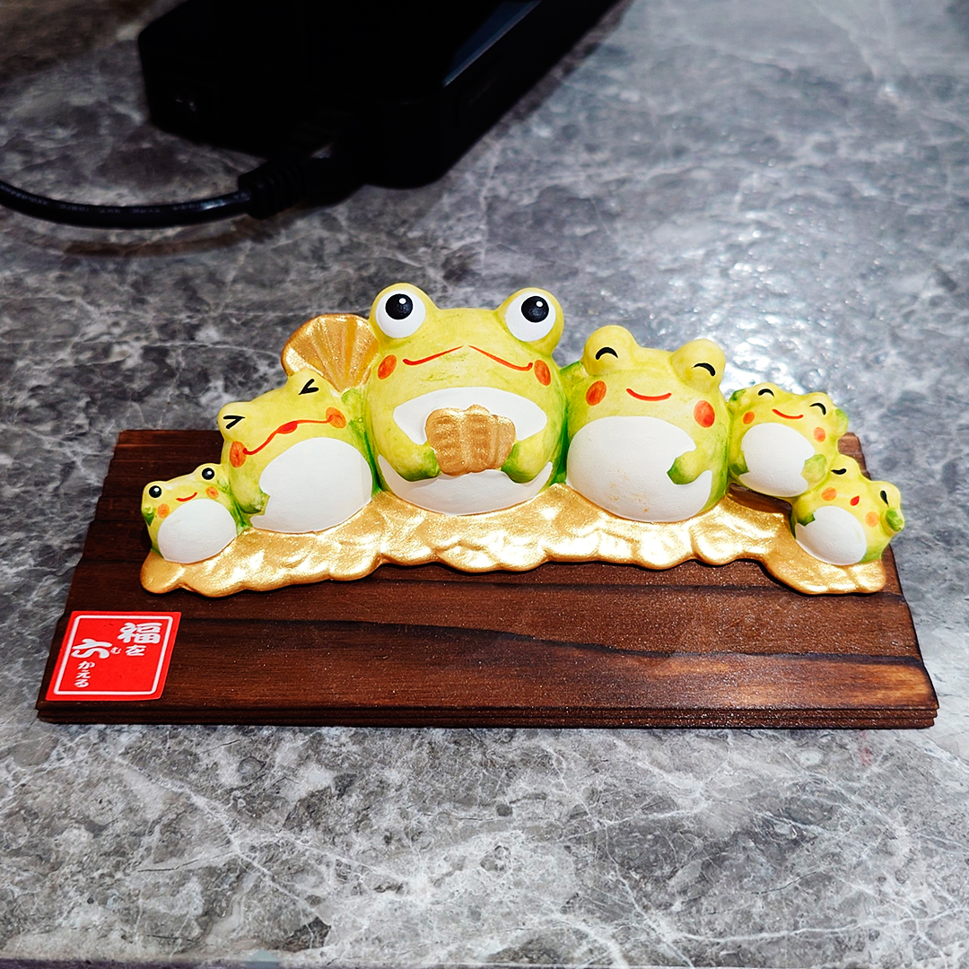 蛙鳴甜點大理石櫃檯桌面，多隻青蛙拿著扇子的裝飾