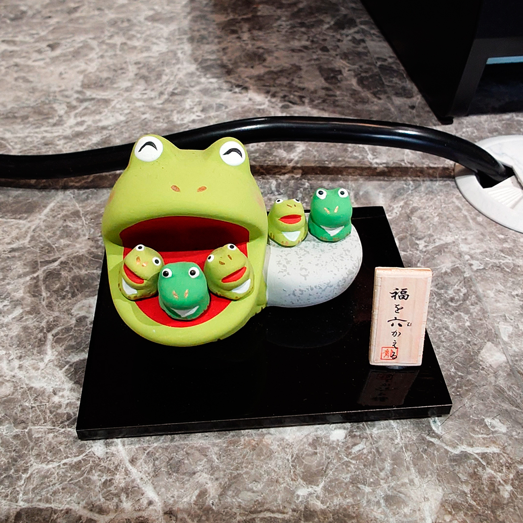 蛙鳴甜點大理石櫃檯桌面，大青蛙嘴裡有小青蛙的擺飾