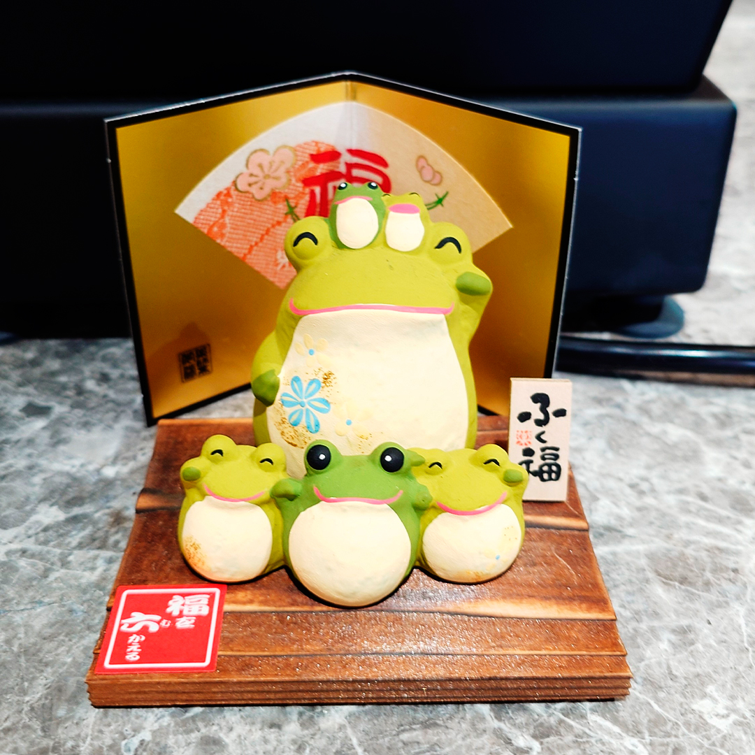 蛙鳴甜點大理石櫃檯桌面，招福青蛙擺飾