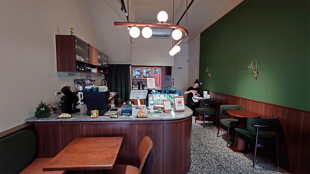 蛙鳴甜點店內，綠色與咖啡色的搭配