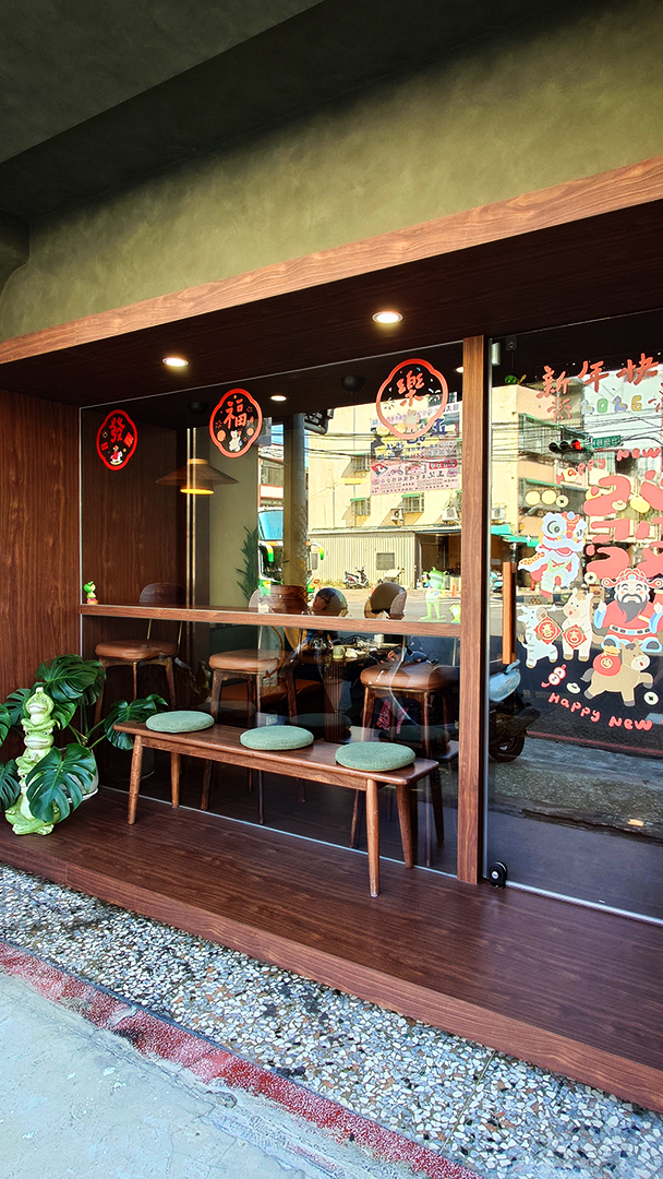 蛙鳴甜點戶外座位，長椅上有三個坐墊