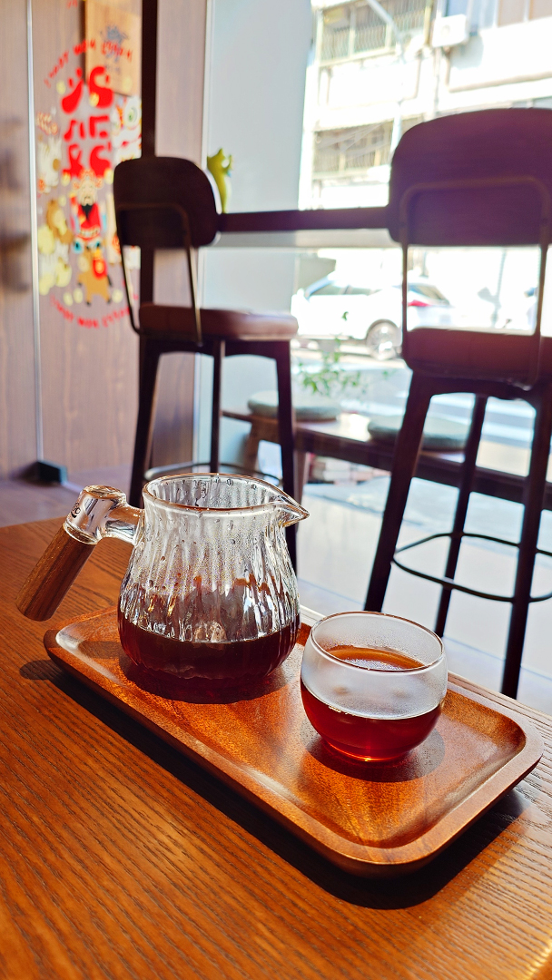 蛙鳴甜點手沖咖啡，木盤上以木柄玻璃壺與玻璃杯裝