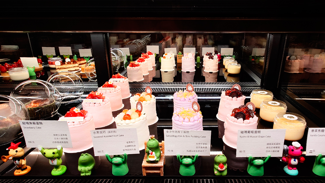 蛙鳴甜點櫃右邊，有草莓蛋糕、水果蛋糕等