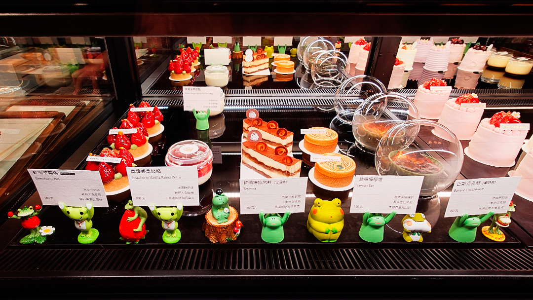 蛙鳴甜點櫃左邊，有草莓塔、提拉米蘇、檸檬塔等