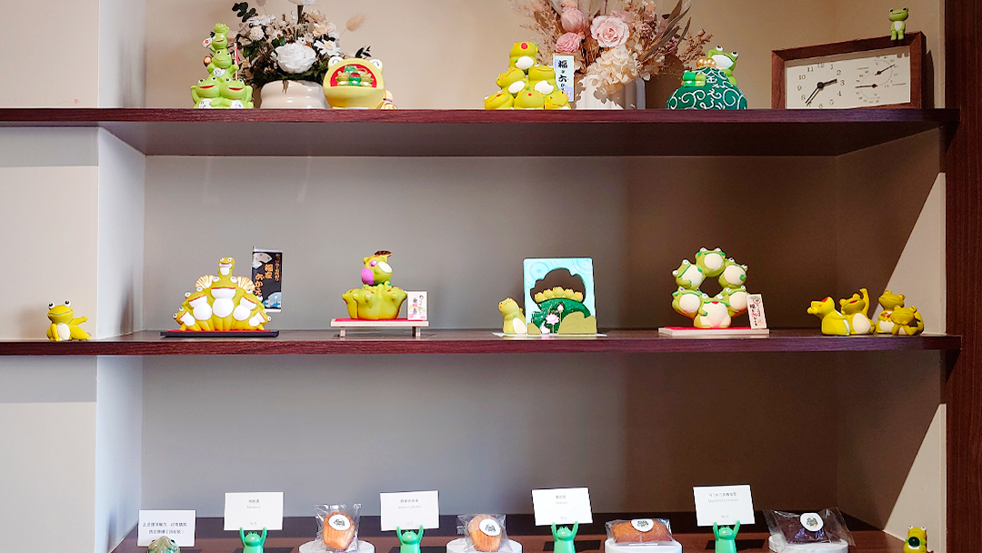 蛙鳴甜點靠門口的壁架上，各種青蛙擺飾
