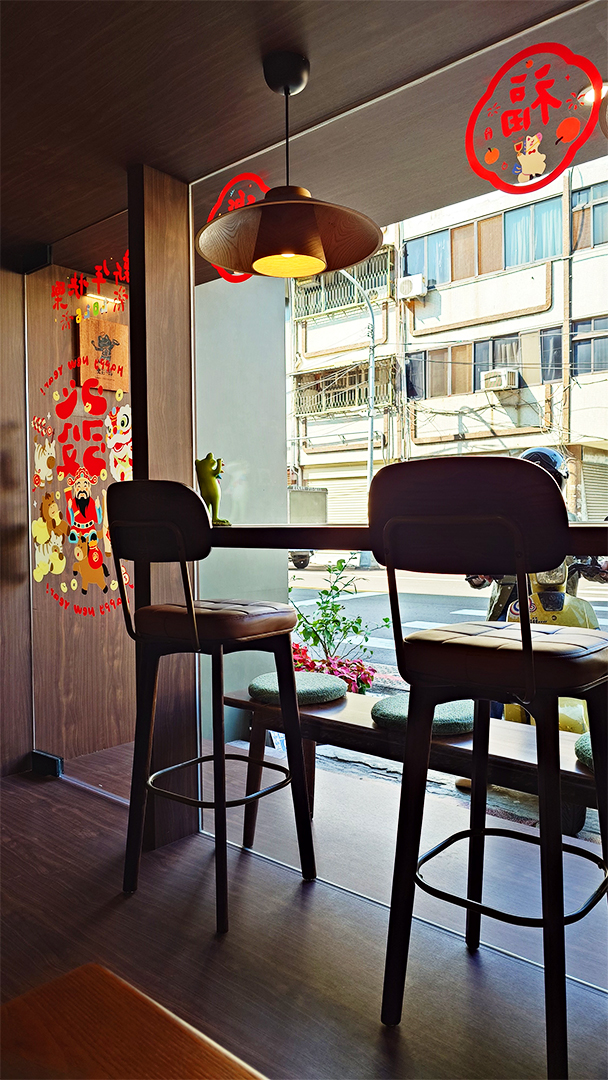 蛙鳴甜點面窗位置，對面是透天厝