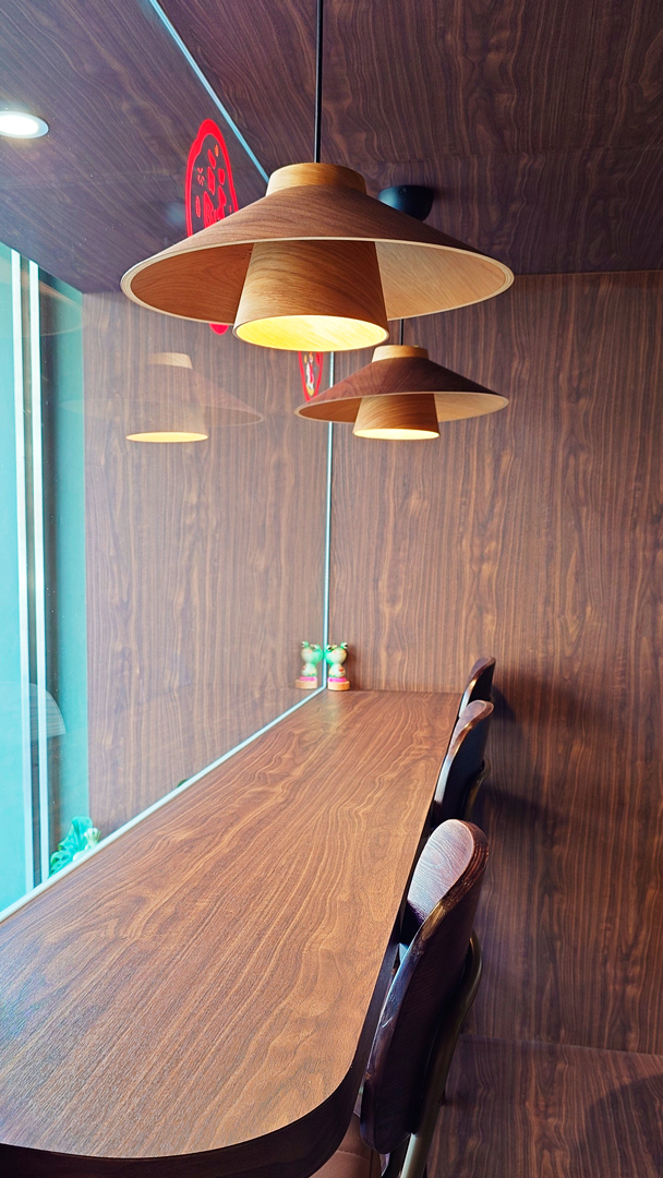 蛙鳴甜點面窗位置，木質桌椅與吊燈