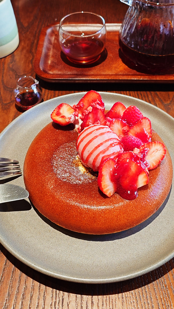 蛙鳴草莓鬆餅近照，以及玻璃壺裝手沖咖啡