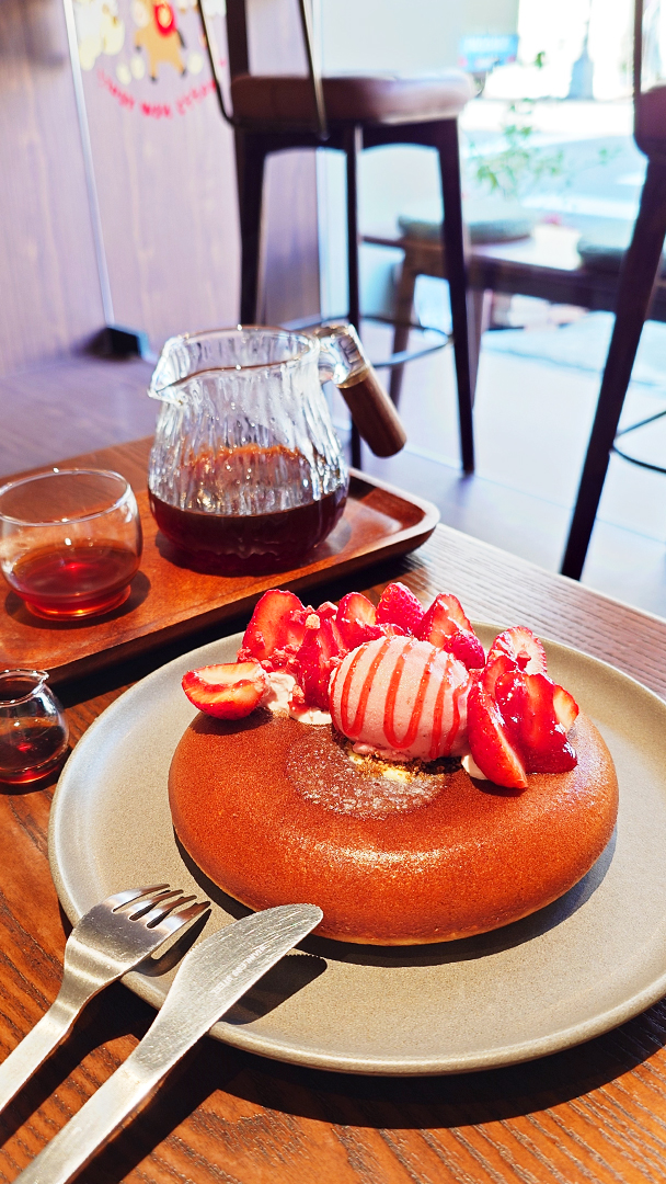 蛙鳴草莓鬆餅，以及玻璃壺裝手沖咖啡