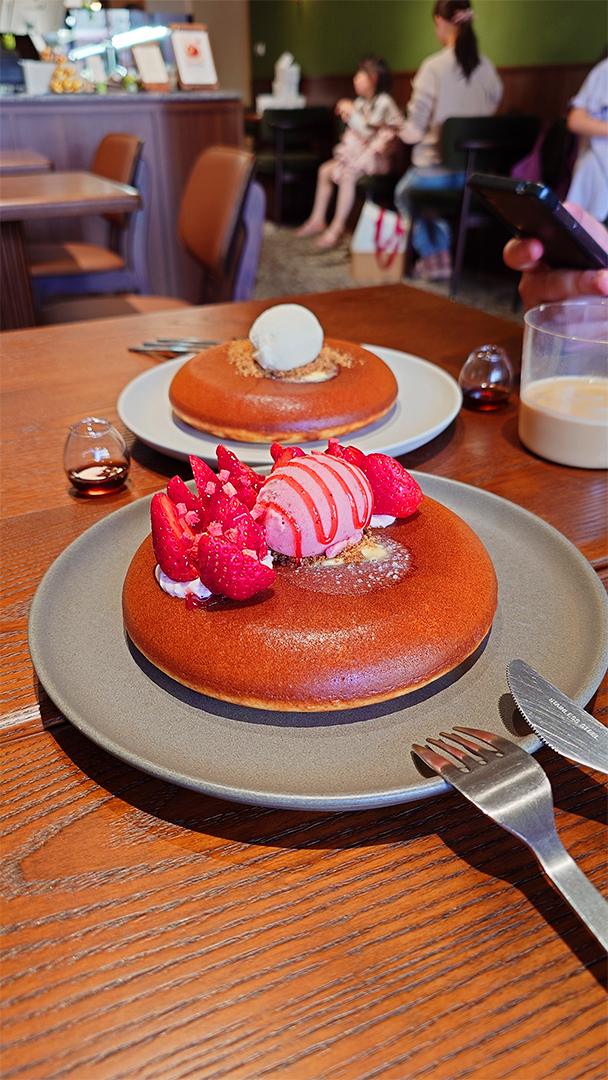 蛙鳴草莓鬆餅，有新鮮草莓和草莓冰淇淋